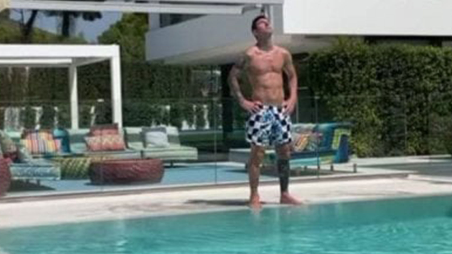 Lionel Messi disfrutando de su casa en Barcelona de cara a su debut con el Paris Saint-Germain. (Foto Prensa Libre: Antonella Roccuzzo Instagram)