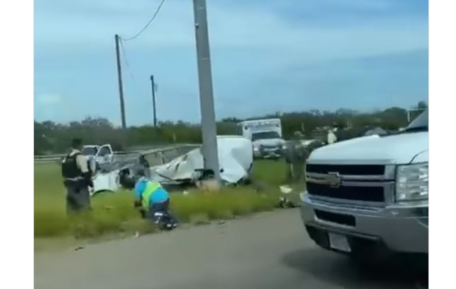 Al parecer, la camioneta perdió el control en una curva y volcó. (Foto: lapistoleraradio/Facebook) 