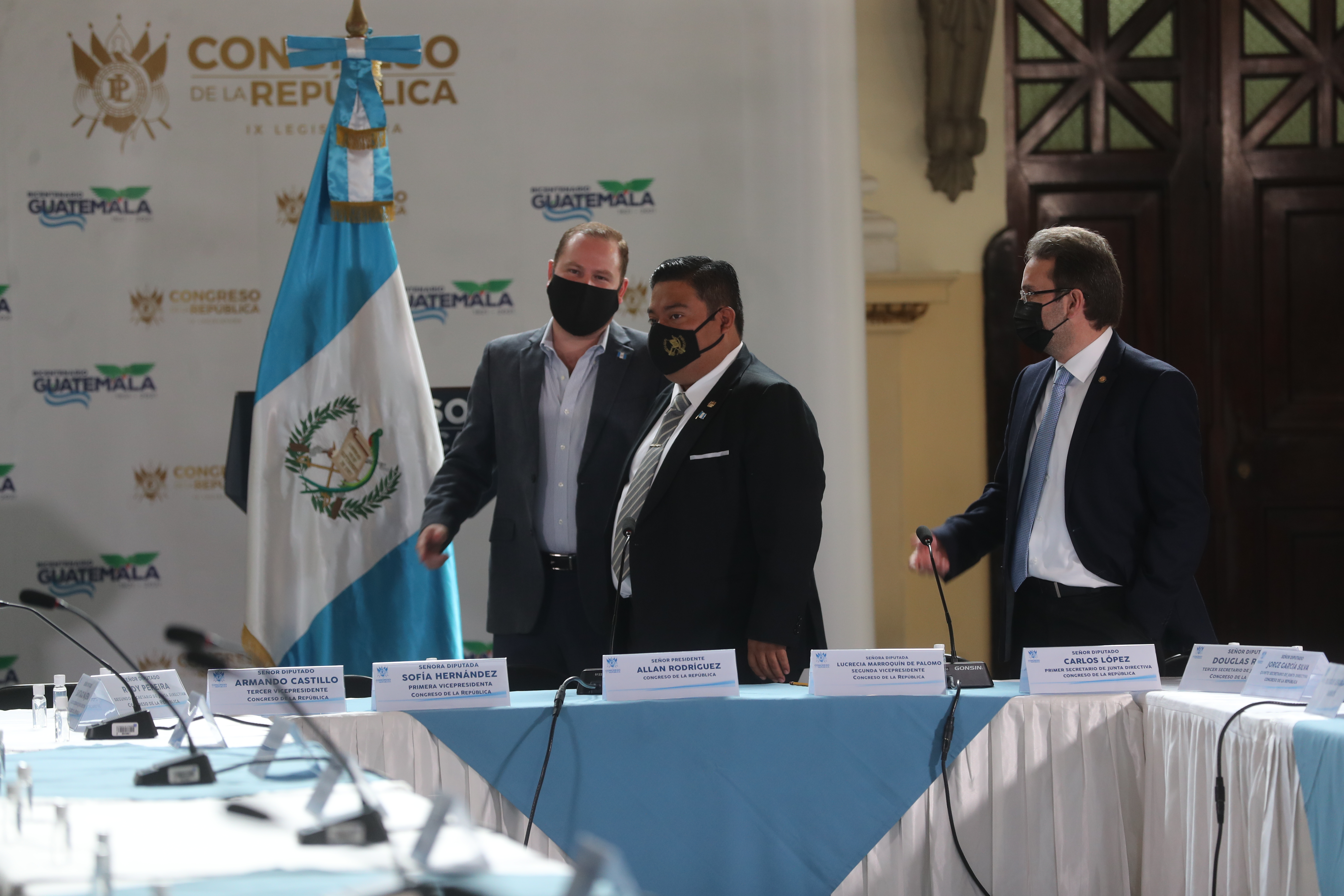 Reunión de jefes de bloque en el Congreso de la Republica para discutir la nueva ley temporal para la adquisición de medicamentos y suministros para la atención del covid-19. (Foto Prensa Libre: Hemeroteca)