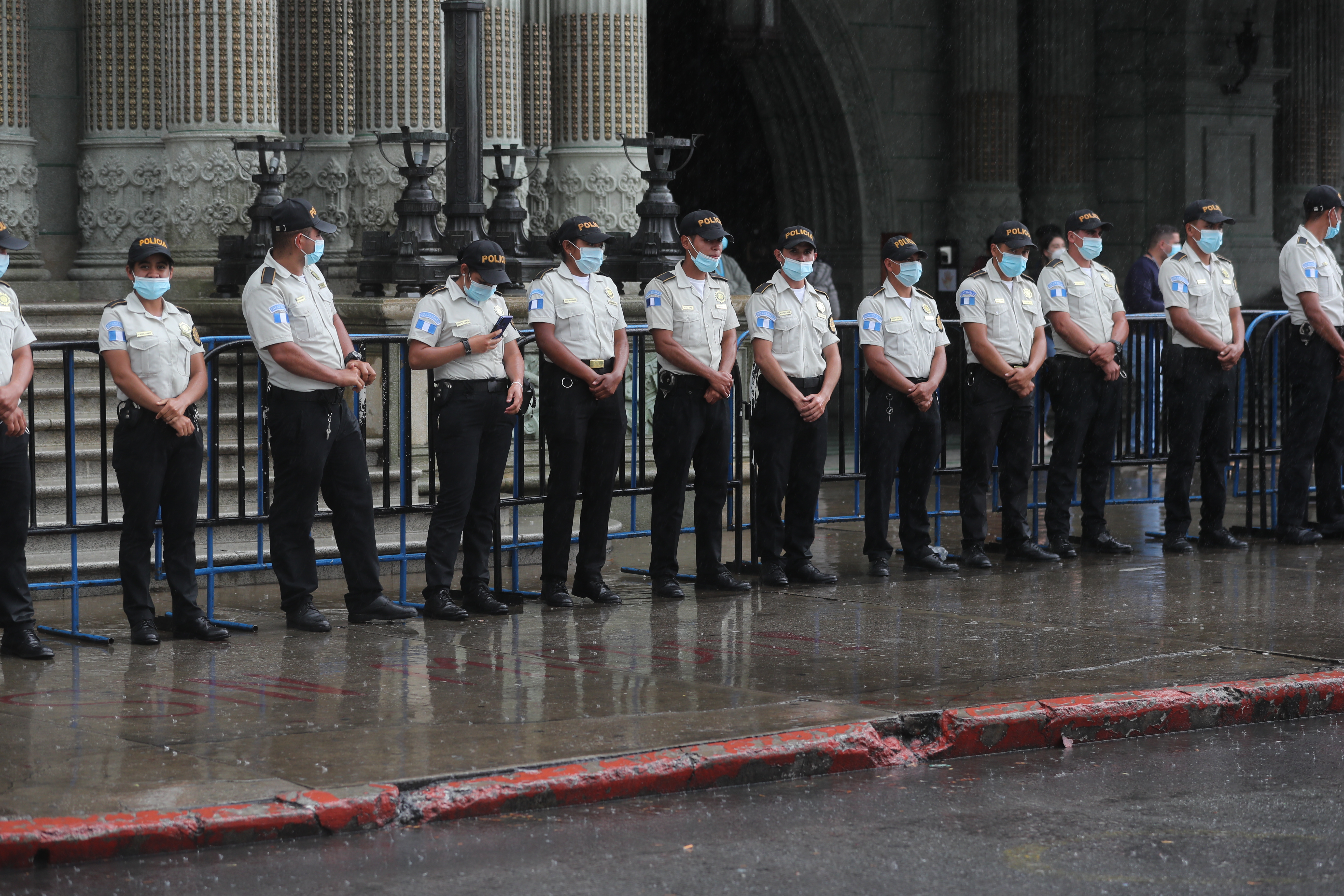 Agentes de la PNC frente  al Palacio Nacional de la Cultura. (Foto Prensa Libre: HemerotecaPL)