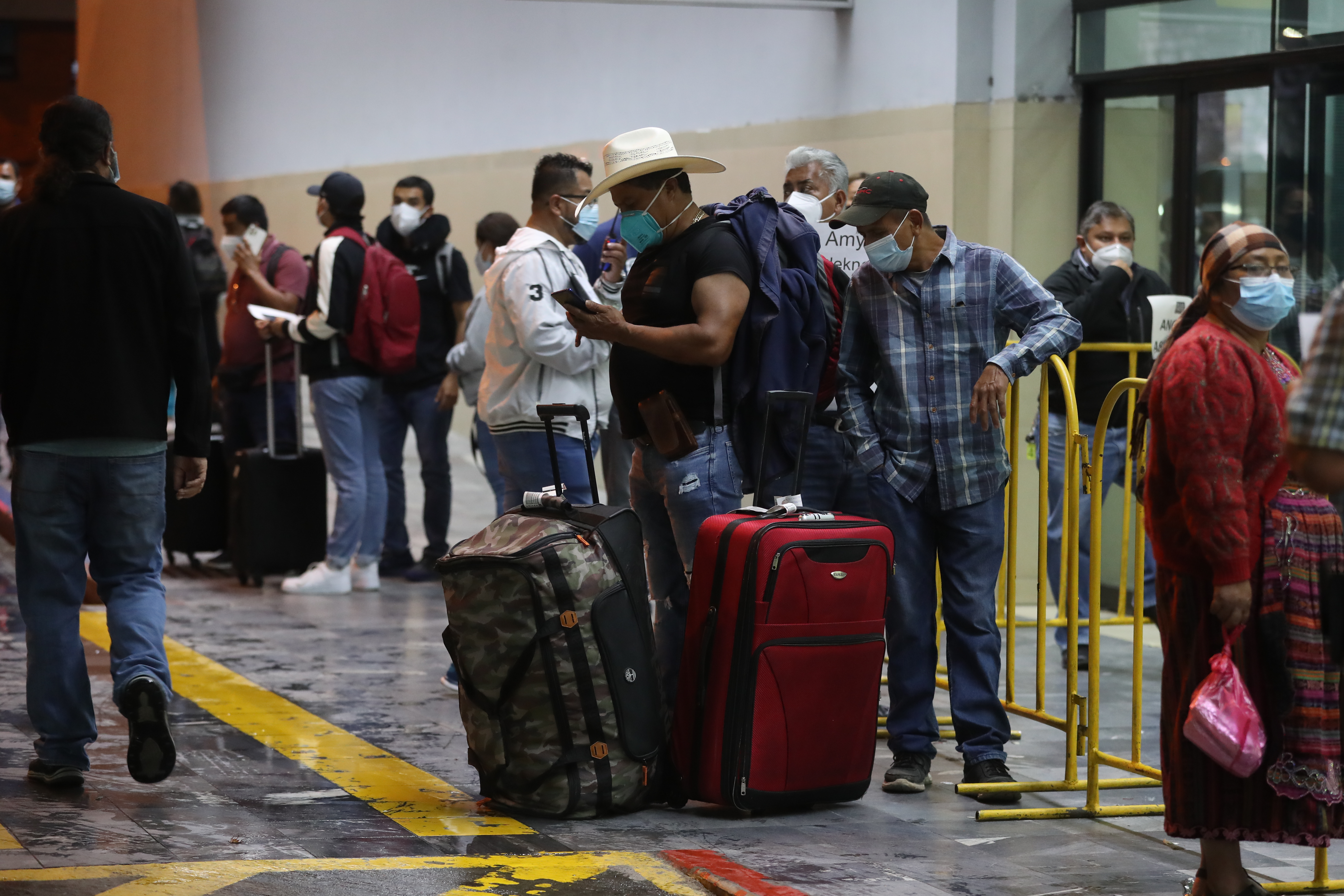 Para noviembre y diciembre se espera la recuperación de vuelos y movimiento de pasajeros en AILA por la temporada alta. (Foto Prensa Libre: Hemeroteca) 