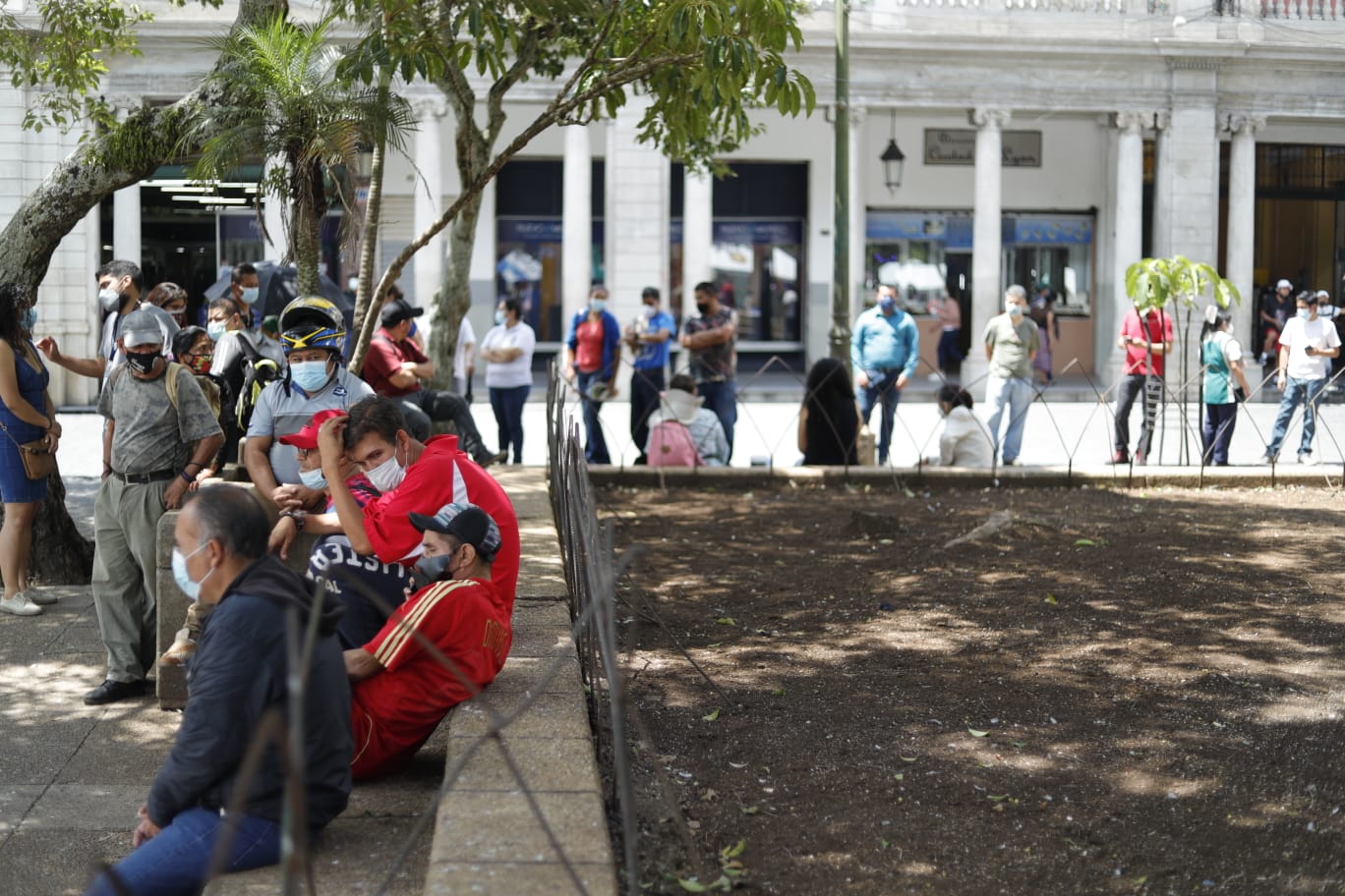 Guatemaltecos buscan recibir la vacuna contra el coronavirus mientras los casos diarios se disparan. (Foto Prensa Libre: Esbin García)