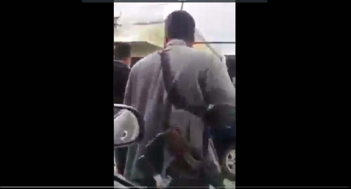 El video habría sido grabado en el Centro Histórico y muestra a un grupo de hombres que aducen ser agentes policiales cuando interceptan a un automovilista. (Foto Prensa Libre: Twitter)