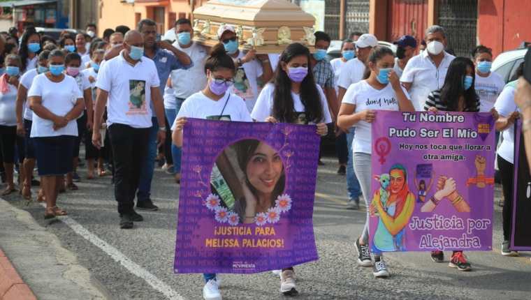 Pobladores de Zacapa acompañan el sepelio de Melissa Palacios, cuyo cadáver fue hallado en julio último con señales de violencia. (Foto HemerotecaPL)