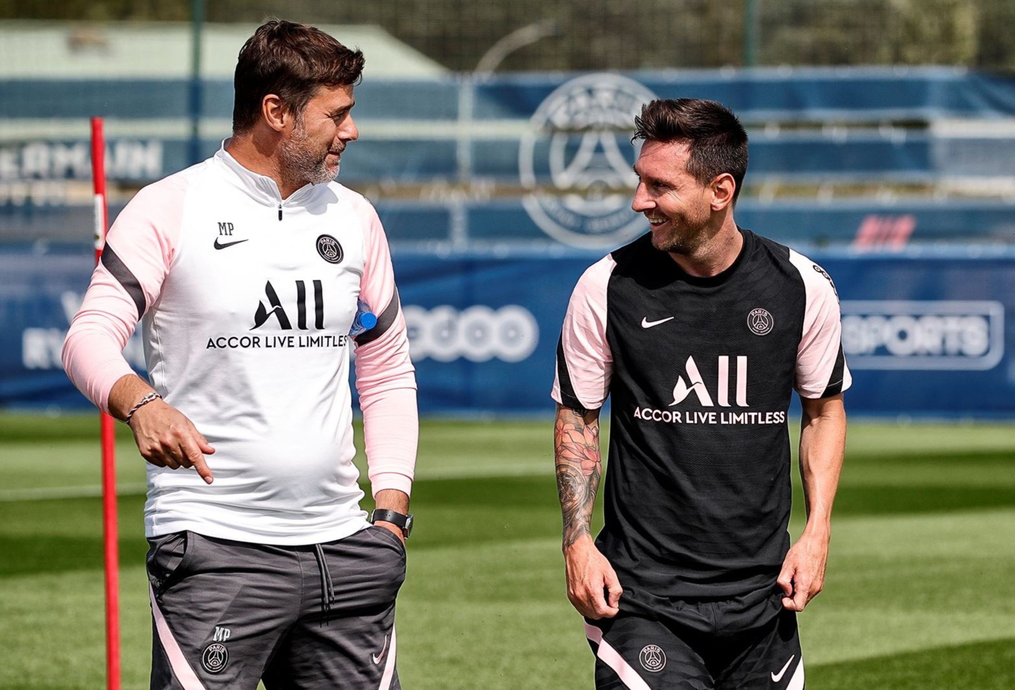 El entrenador del PSG Mauricio Pochettino conversa con Leo Messi en la segunda práctica que hacen juntos en el club parisino. Foto 
@PSG_espanol