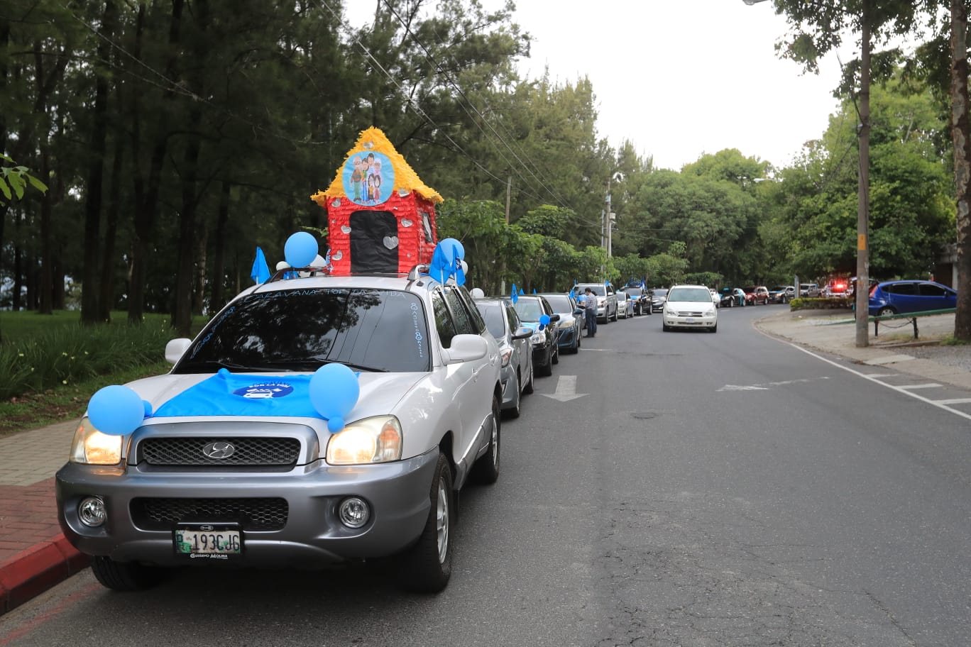 Una caravana de vehículos se lleva a cabo en la ciudad capital convocada por la Asociación La Familia Importa. (Foto Prensa Libre: Byron García)