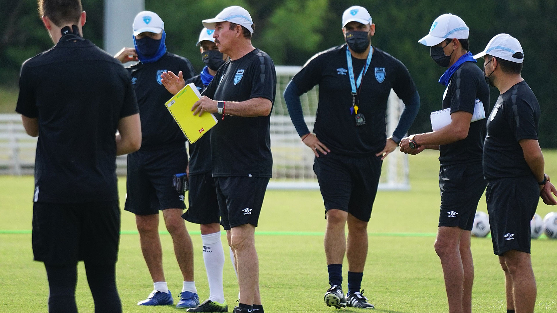 El técnico interino Rafael Loredo dirige una práctica durante la participación nacional en la Copa Oro 2021 en julio pasado. (Foto Prensa Libre: Fedefut Twitter)