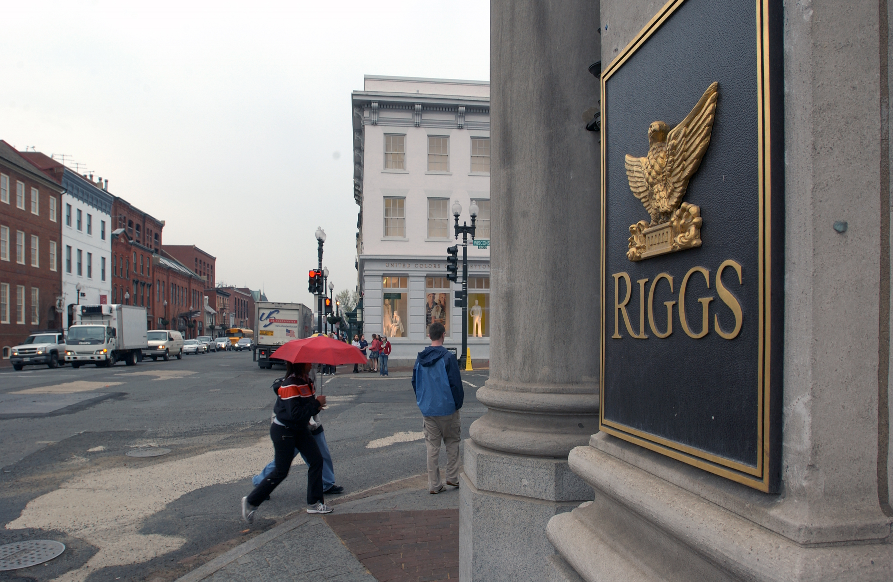 Una sucursal del Riggs Bank en Washington, el 8 de abril de 2004. (Foto Prensa Libre: Chris Ramirez/The New York Times)