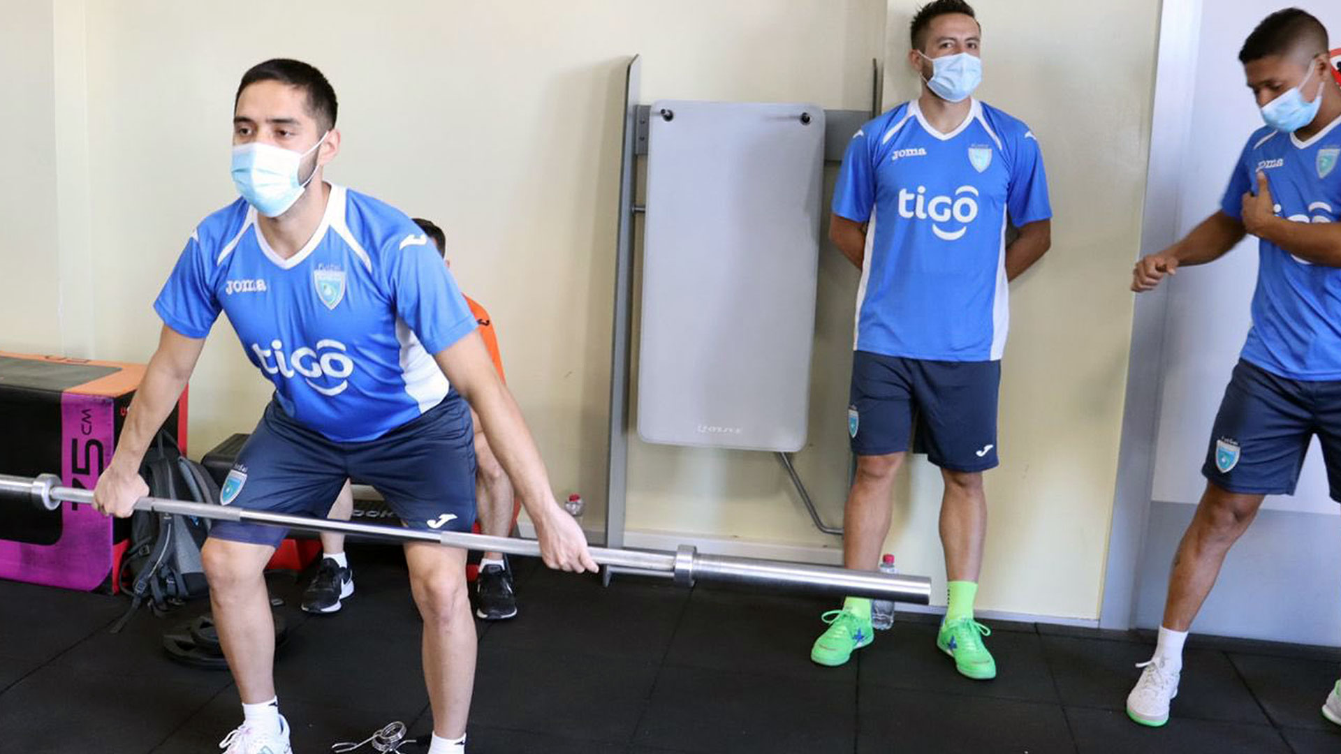 La Selección Nacional de futsala durante la activación física antes del amistoso que se tenía pactado ante España. (Foto Prensa Libre: Fedefut Twitter)