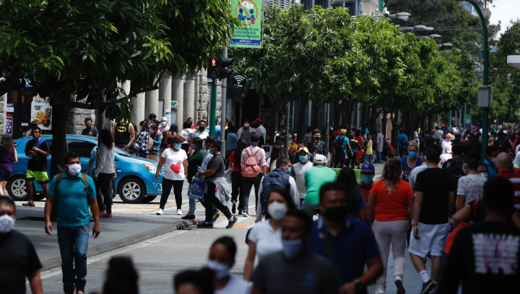 Las actividades económicas han tenido diversas restricciones desde marzo 2020 en adelante, mientras que la vacunación avanza lentamente en el país. (Foto, Prensa Libre: Hemeroteca PL).