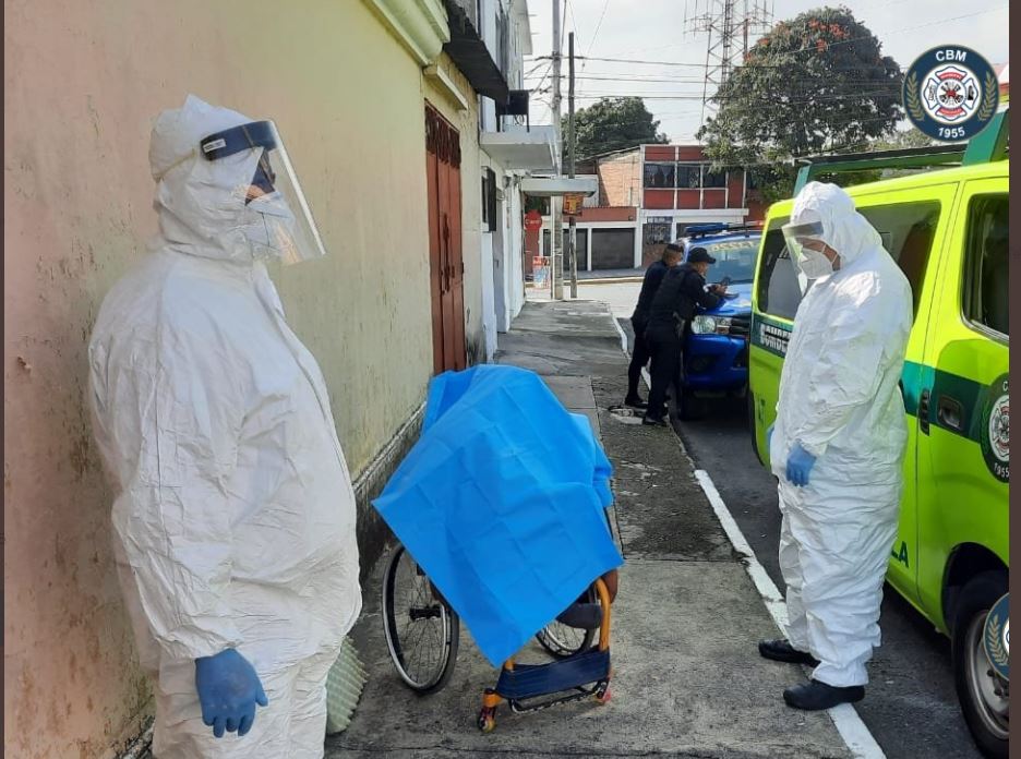 Josi Rafael Gabriel Cornejo, de 39 años, murió por razones que se desconocen en la 30 avenida y 24 calle de la zona 5 de la capital. (Foto Prensa Libre: @bomberosmuni)