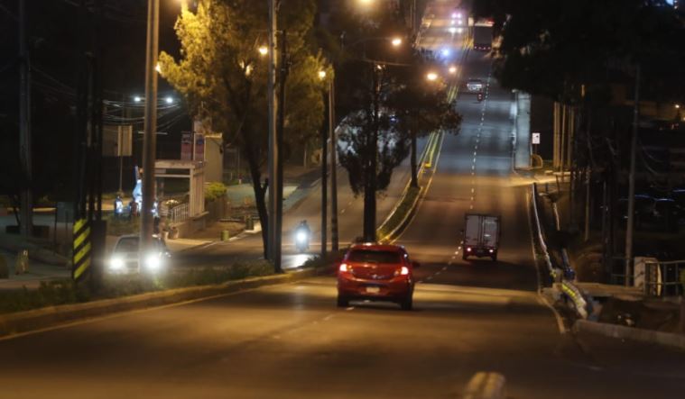 En Guatemala rige el toque de queda de las 22 horas a las 4 horas debido al aumento de casos de covid-19. (Foto Prensa Libre: Erick Ávila) 