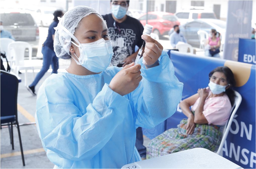 El personal médico es el que requerirá primero una dosis de refuerzo de la vacuna contra el covid-19. (Foto Prensa Libre: Hemeroteca PL)