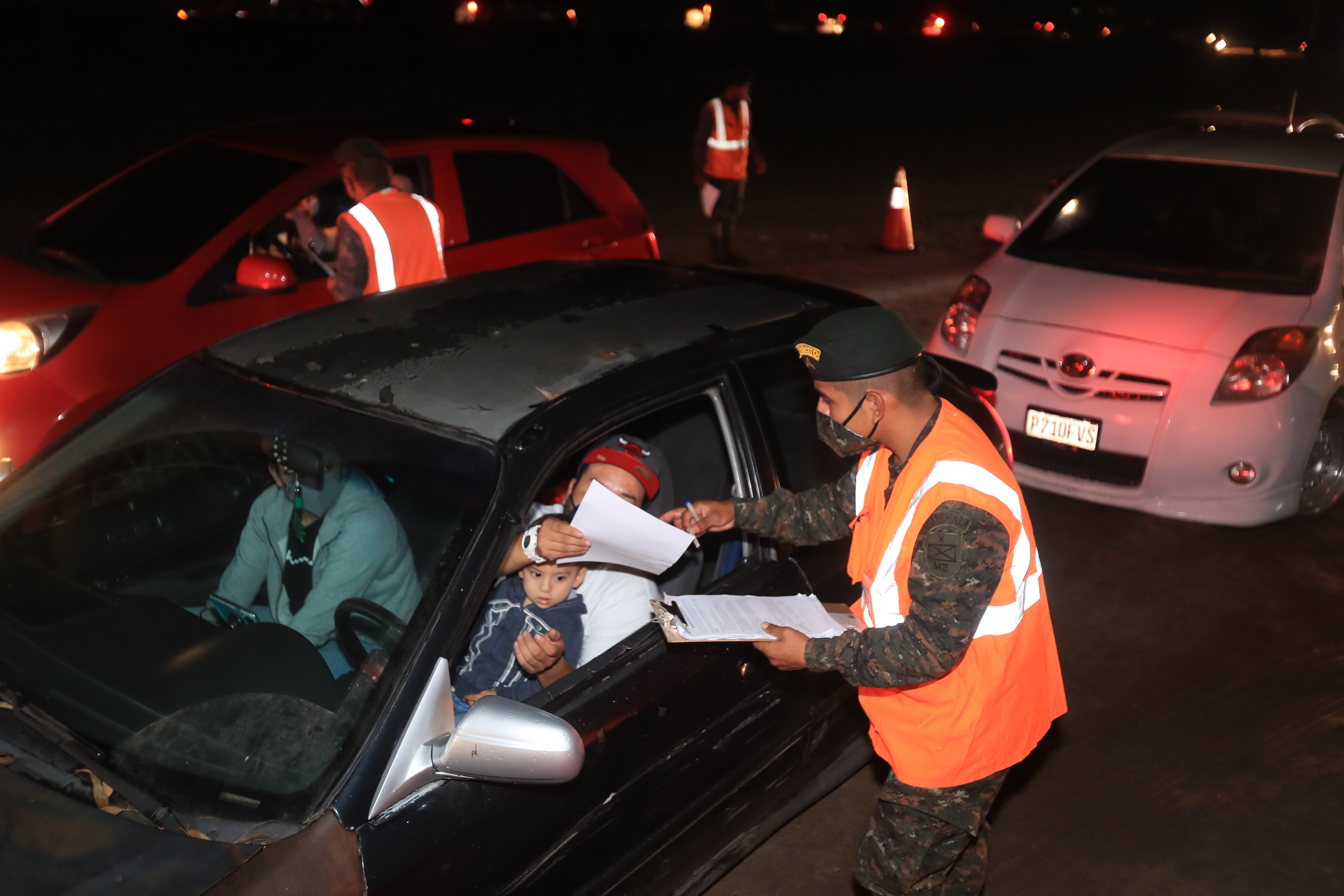 En dos días, más de 3 mil guatemaltecos han recibido una dosis de la vacuna contra el covid-19 en los puestos de vacunación nocturnos. (Foto Prensa Libre: Juan Diego González)