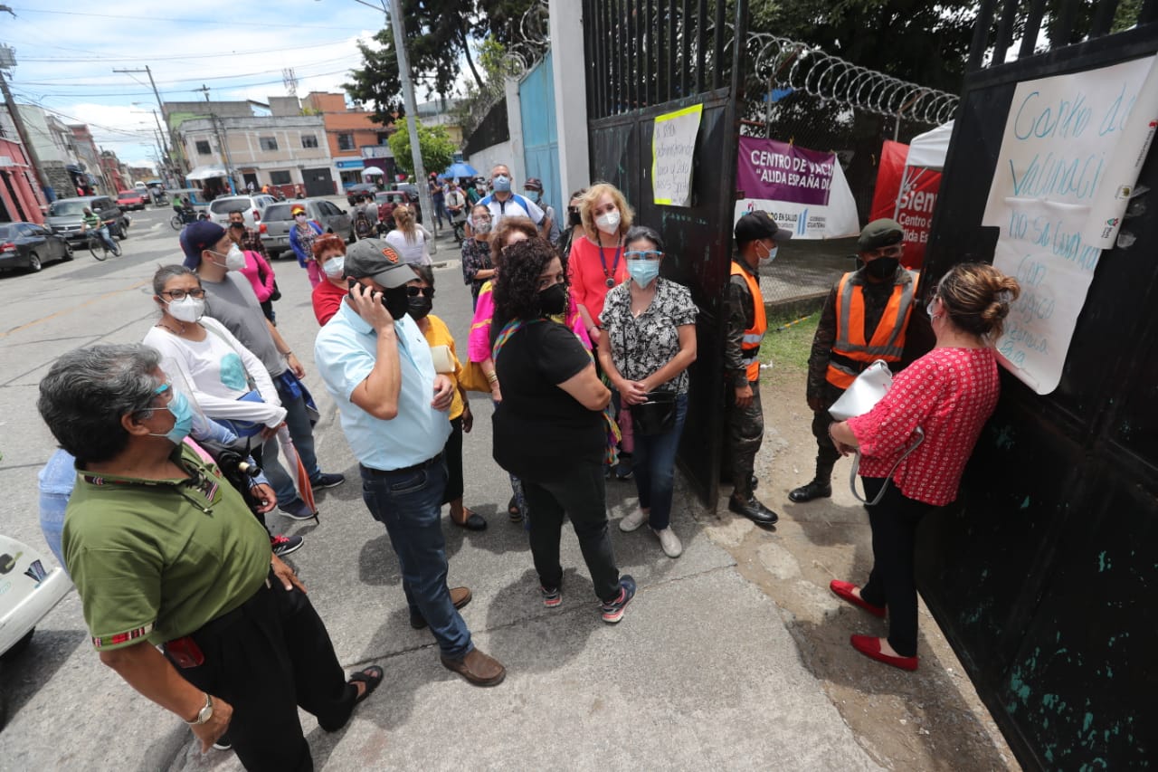 A pesar de la larga espera, varias personas no pudieron recibir la segunda dosis de la vacuna. (Foto Prensa Libre: Érick Ávila)