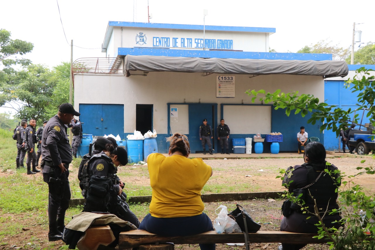 Las autoridades establecieron una mesa de diálogo para liberar a los guardias penitenciarios retenidos. Foto Prensa Libre: Carlos Paredes. 