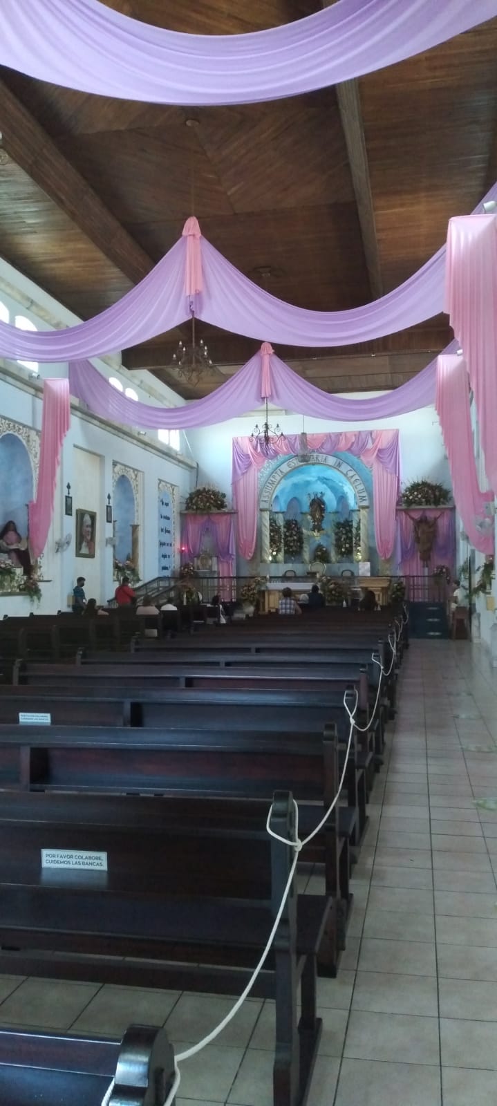 Poca feligresía en la iglesia.