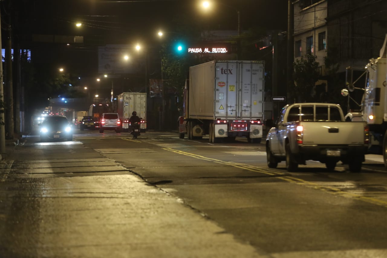 Este es el panorama en la calle San José Martí, 10 minutos antes que inicie el toque de queda. Foto Prensa Libre: Érick Ávila.