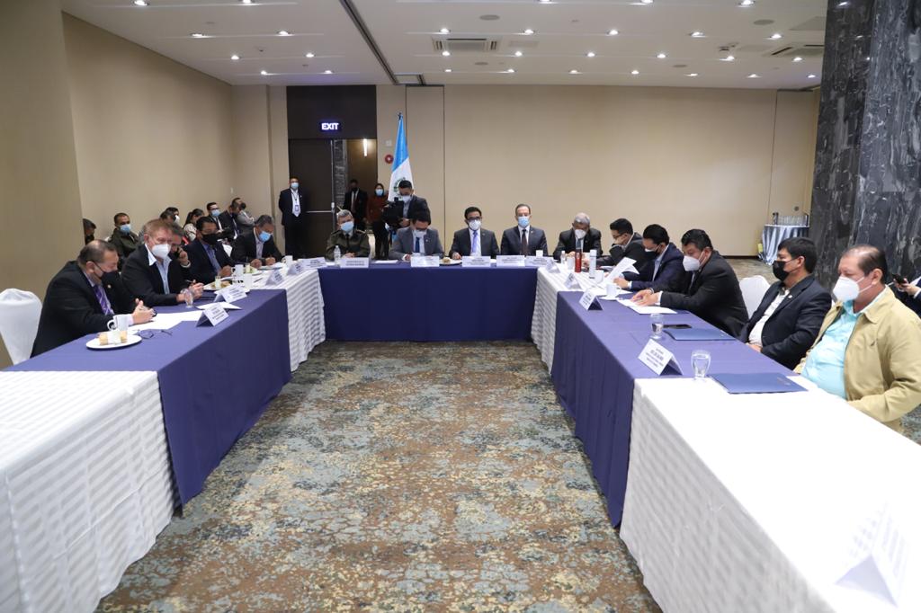 La Comisión de Finanzas estableció una mesa de diálogo con los veteranos de guerra para analizar la iniciativa de ley. Fotografía: Congreso. 