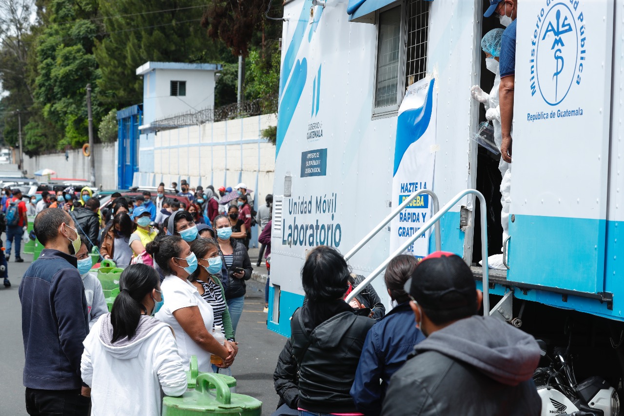 Cada vez se incrementa en el país la demanda de hisopados. (Foto Prensa Libre: Esbin García)