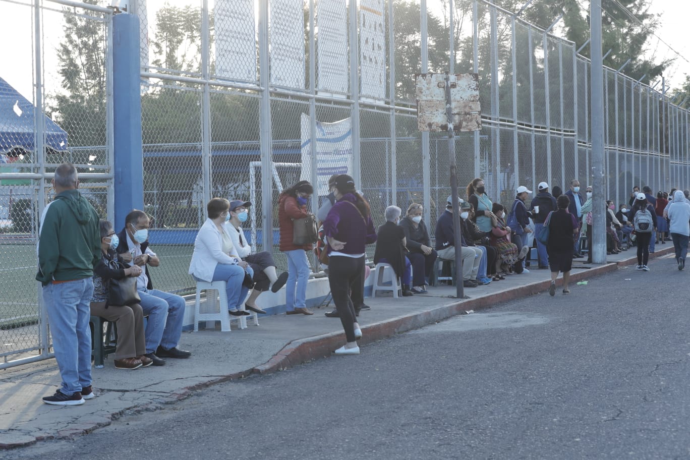 Personas, en su mayoría de la tercera edad, hacen fila para poder obtener la segunda dosis de vacunación en el puesto de Gerona, en la zona 1 capitalina. (Foto Prensa Libre: Esbin García)