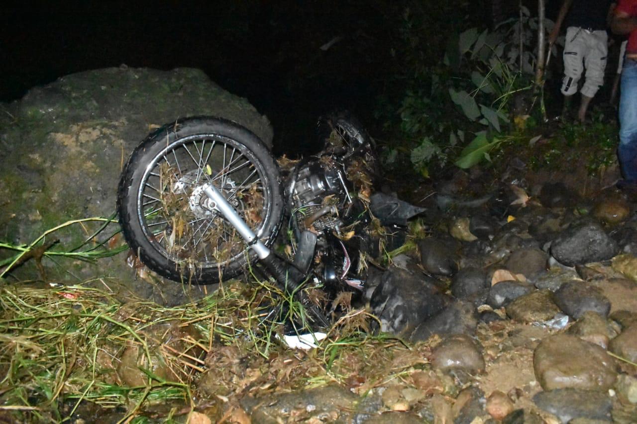 Hasta el momento solo se ha localizado la moto en que se transportaba el educador. (Foto Prensa Libre: Cristian Cass)