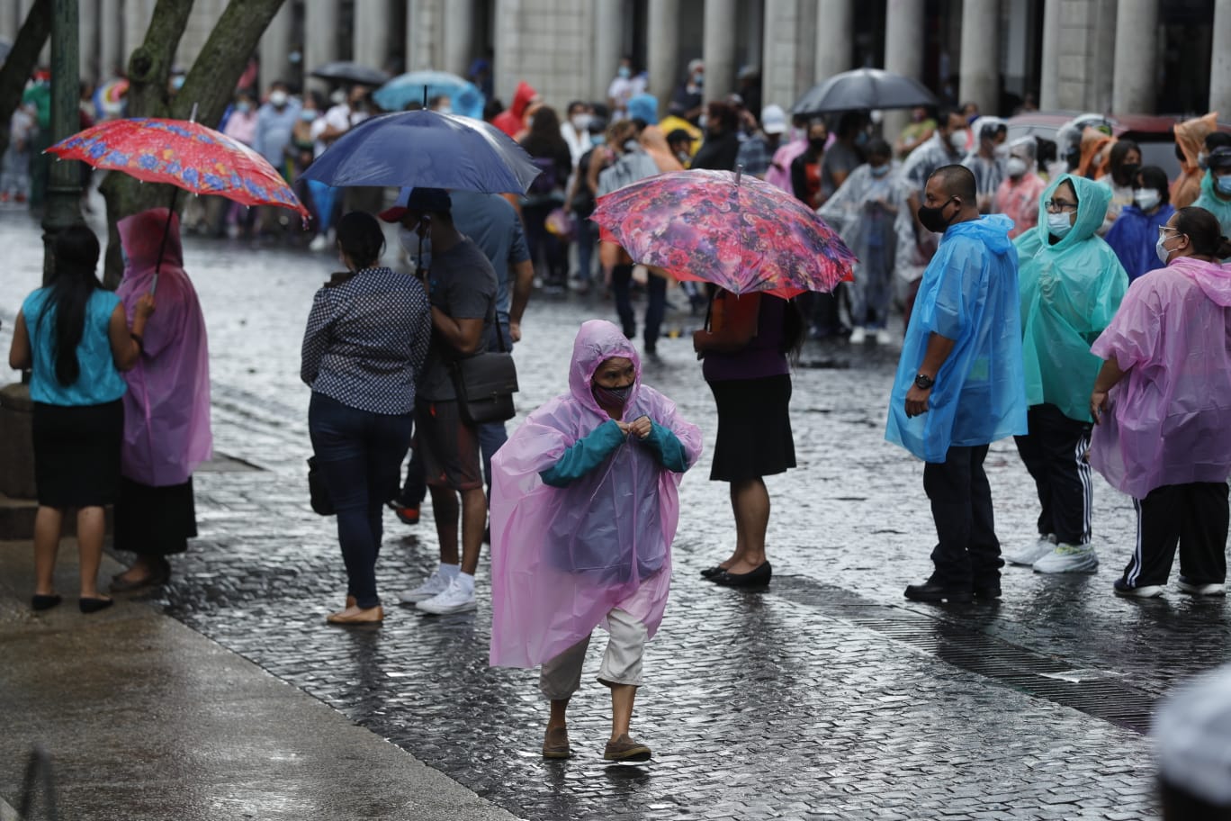 Pobladores hacen cola para vacunarse contra el coronavirus en la Plaza de la Constitución. (Foto Prensa Libre: Esbin García)