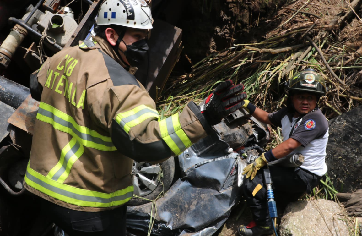 El carro quedó aplastado bajo el camión, al fondo del barranco. (Foto: Bomberos Voluntarios)