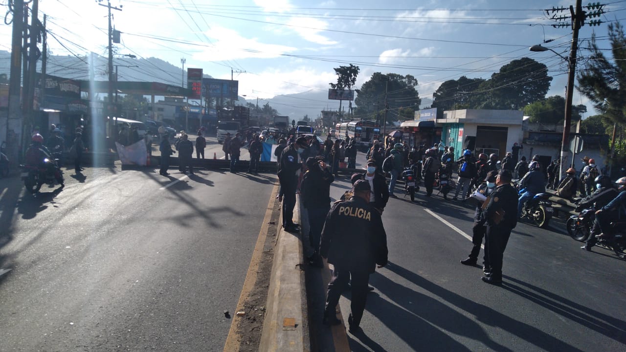 Militares retirados bloquean varios puntos del país desde el martes 10 de agosto. (Foto Prensa Libre: Víctor Chamalé)