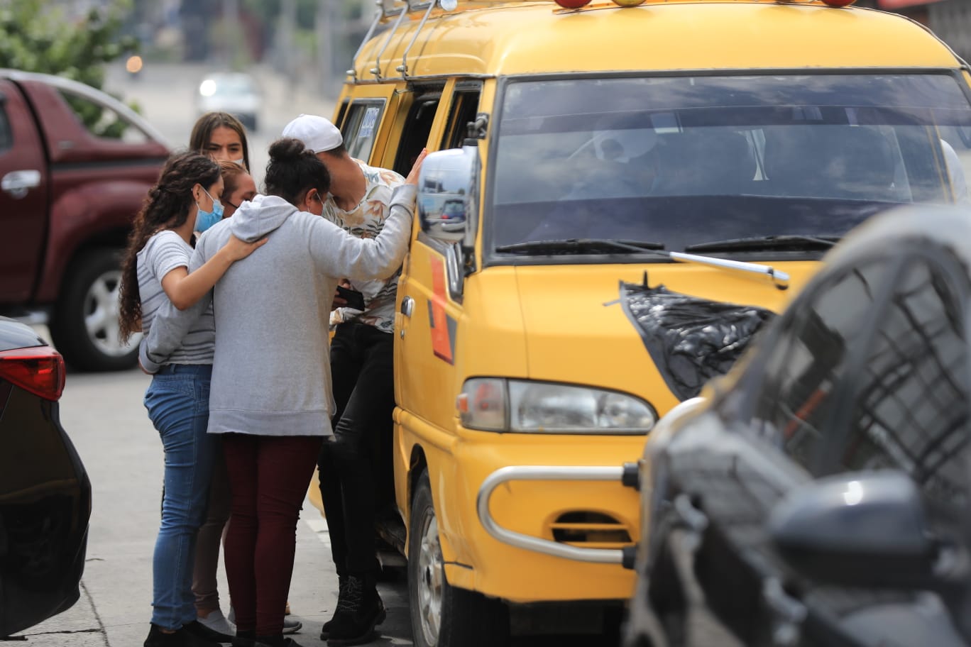 Escenas dramáticas se viven en las afueras de los hospitales, donde a diario mueren varias personas de coronavirus. (Foto Prensa Libre: Byron García) 