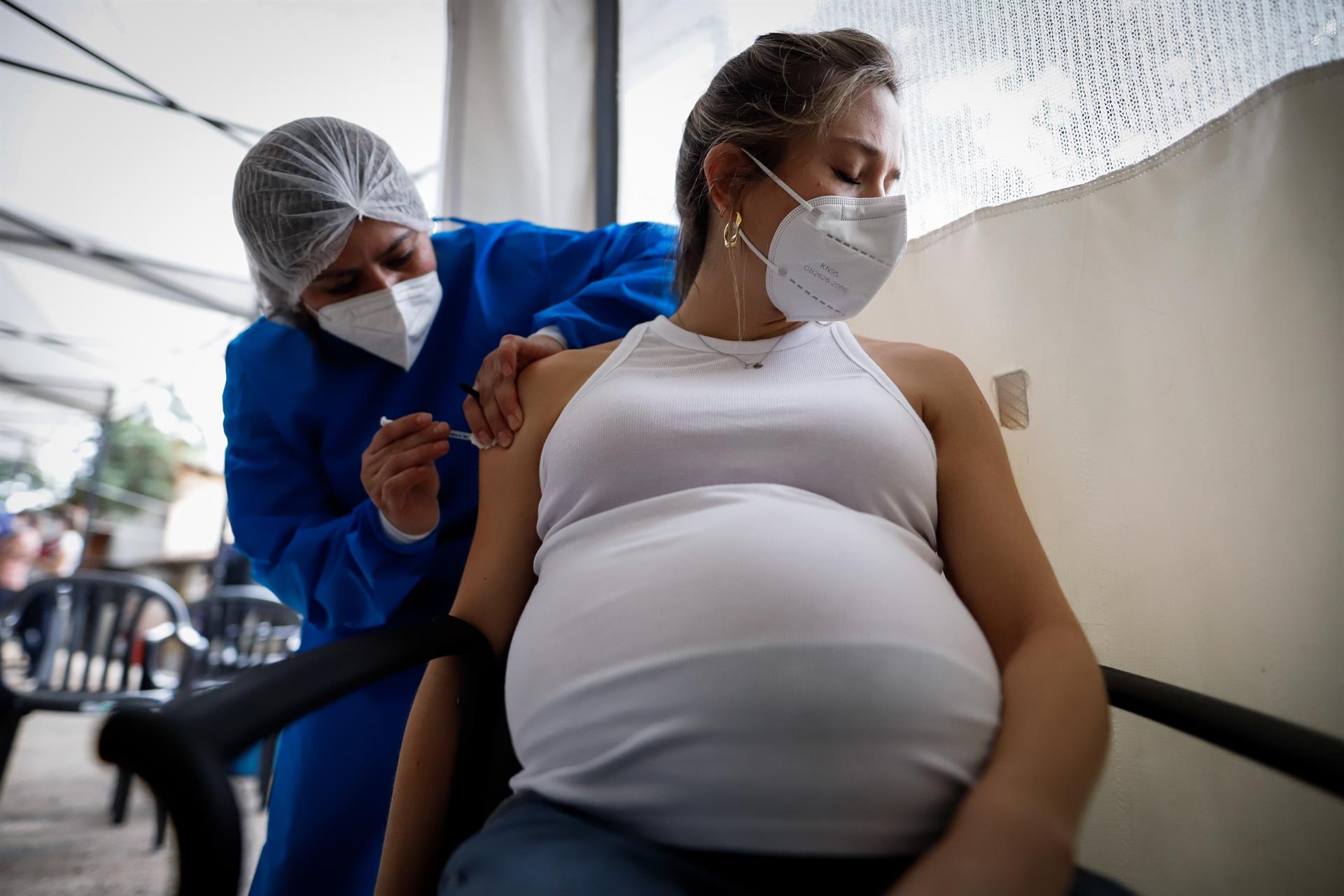 OMS asegura que la vacuna es segura para las mujeres embarazadas.  (Foto Prensa Libre: EFE)