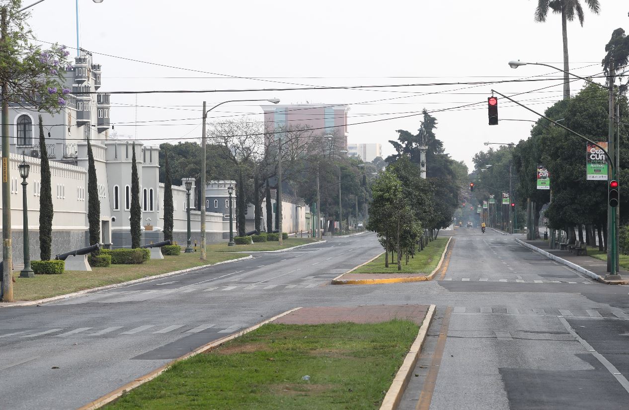 La pandemia es uno de los factores que sumado a desencuentros del gobierno con algunos sectores contribuyen a tener un clima que ahuyentaría la inversión, opinan expertos. (Foto Prensa Libre: Hemeroteca PL)