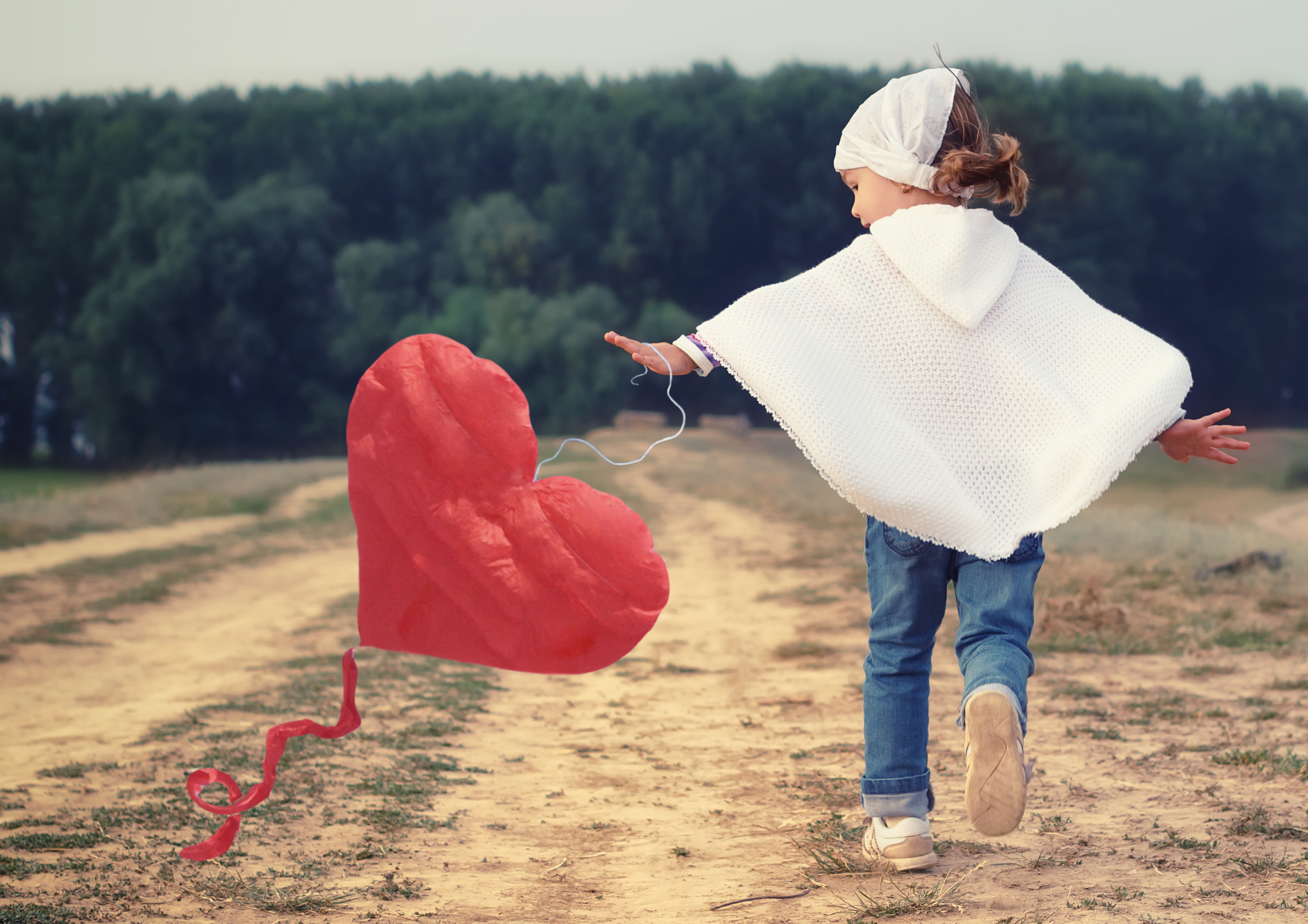 ¿Qué dice la ciencia sobre los hijos únicos? Los expertos hablan de cómo educarlos para ser exitosos.  (Foto Prensa Libre: Shutterstock).