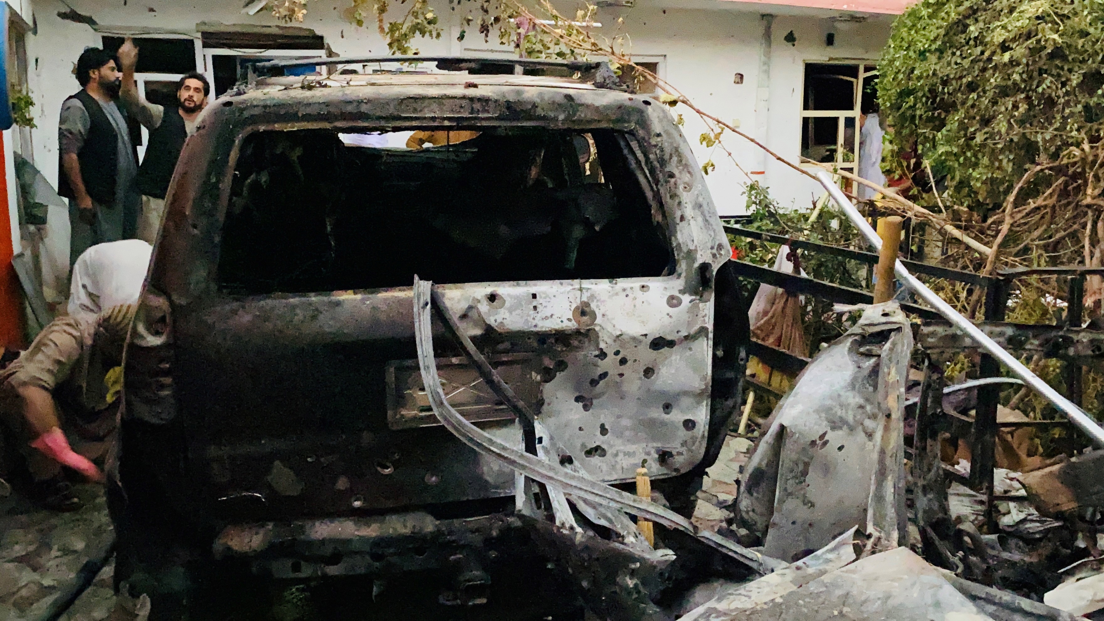 Vista de los daños causados en el lugar de un ataque con cohetes cerca del aeropuerto internacional Hamid Karzai, en Kabul, Afganistán, el domingo 29 de agosto. (Foto Prensa Libre: EFE)