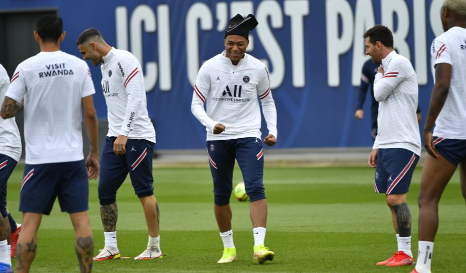 Kylian Mbappé, durante la práctica de este jueves con el PSG. (Foto Prensa Libre: Twitter PSG)