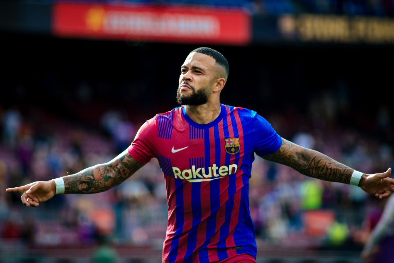 Memphis Depay festeja su anotación que significó la victoria para el Barcelona este domingo ante Getafe. (Foto Prensa Libre: FC Barcelona Twitter)