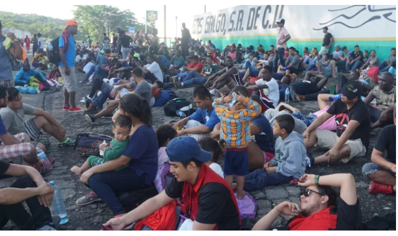 En los últimos años Guatemala ha sido paso de caravanas de centroamericanos que desfilan de manera irregular hacia los Estados Unidos. Fotografía: Prensa Libre (EFE). 