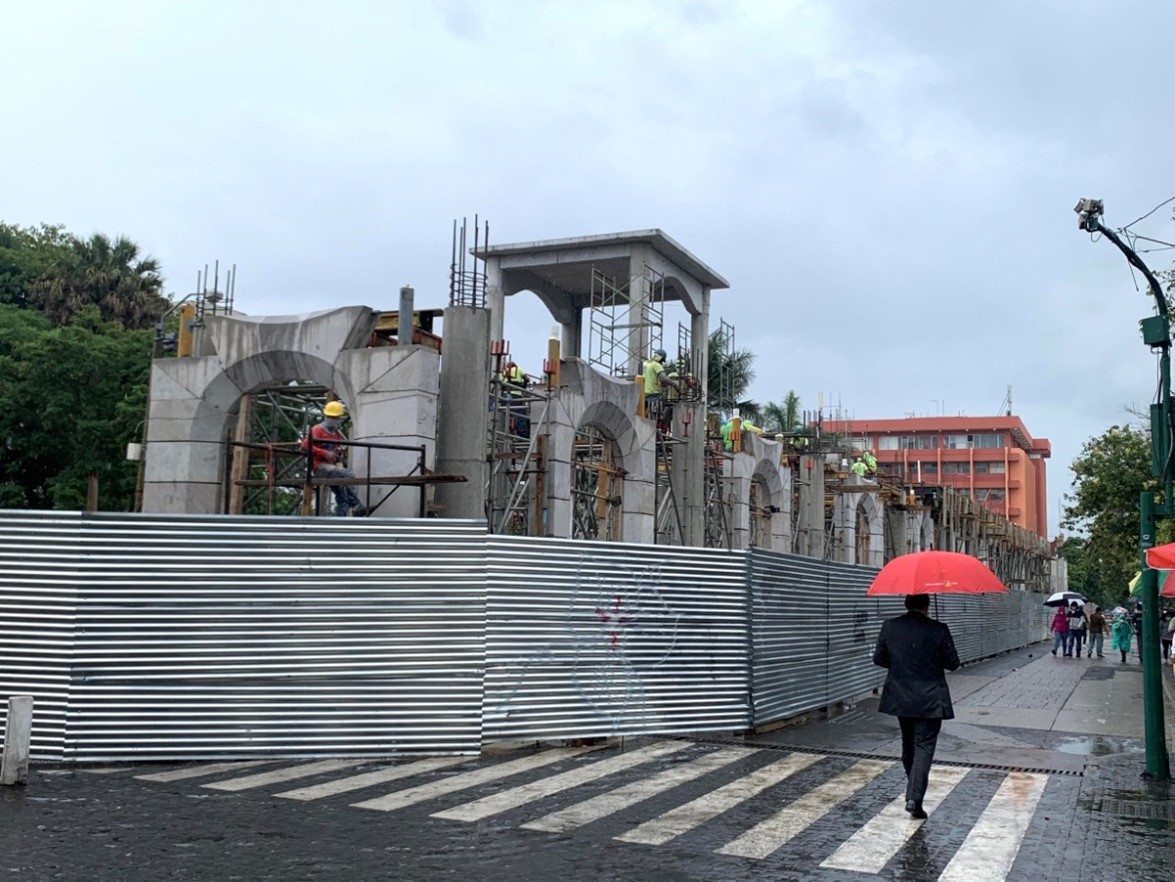 En una denuncia presentada la MP, señalan que la construcción en el Parque Centenario no tiene criterio "urbanístico, histórico y arquitectónico". (Foto Prensa Libre: cortesía)