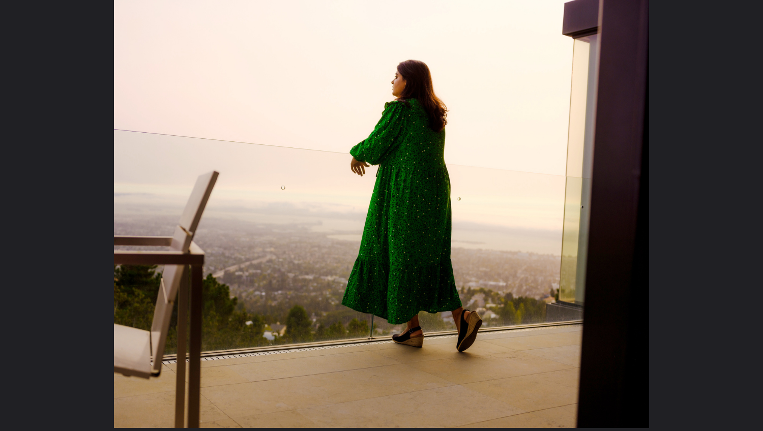 Thrupthi Reddy, ejecutiva de mercadotecnia en una empresa tecnológica emergente, mira hacia Oakland y San Francisco desde el balcón de su casa en Oakland, California, el 6 de agosto de 2021. (Damien Maloney/The New York Times)