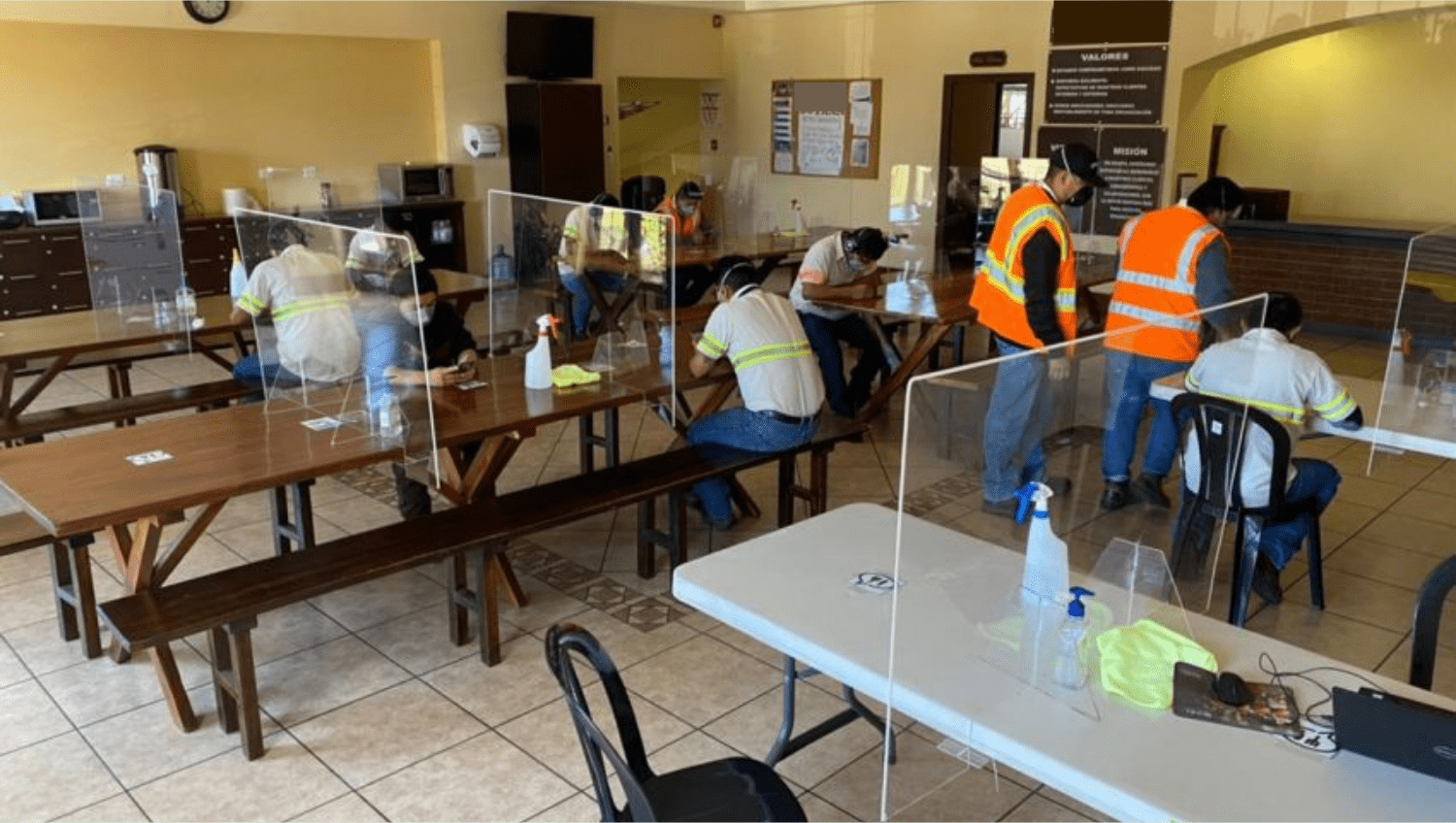 Los protectores de plástico serían poco efectivos contra la mayoría de partículas de covid. (Foto Prensa Libre: Hemeroteca) 