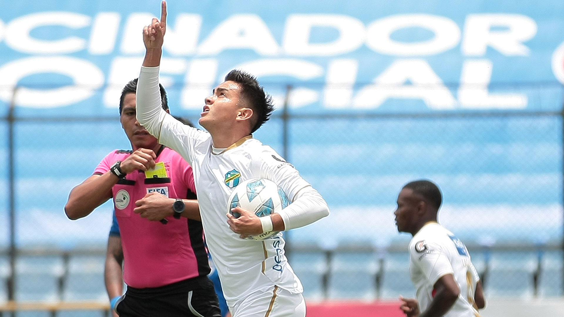 Oscar Santis durante el festejo de su anotación que significó el descuento para Comunicaciones ante Cobán. (Foto Prensa Libre: Comunicaciones Twitter)