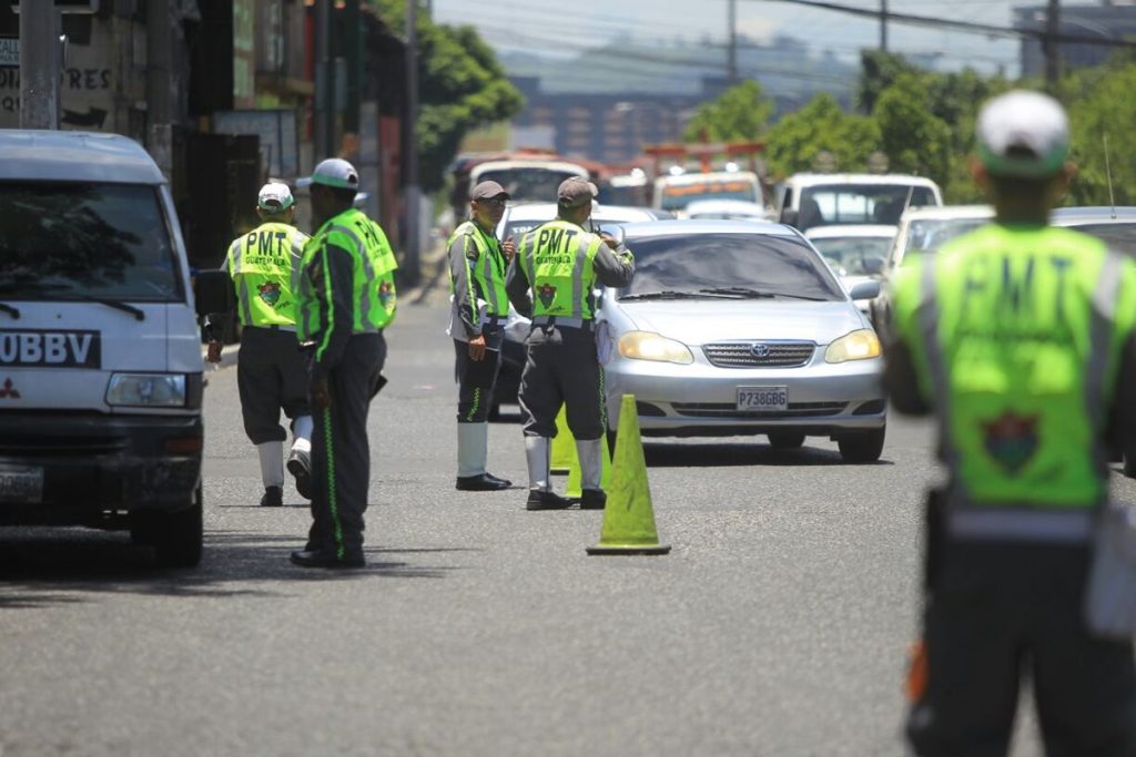 Tanto la Policía Municipal de Tránsito como la Policía Nacional Civil manejan distintos criterios para aplicar la Ley de Tránsito. (Foto Prensa Libre: Hemeroteca PL)