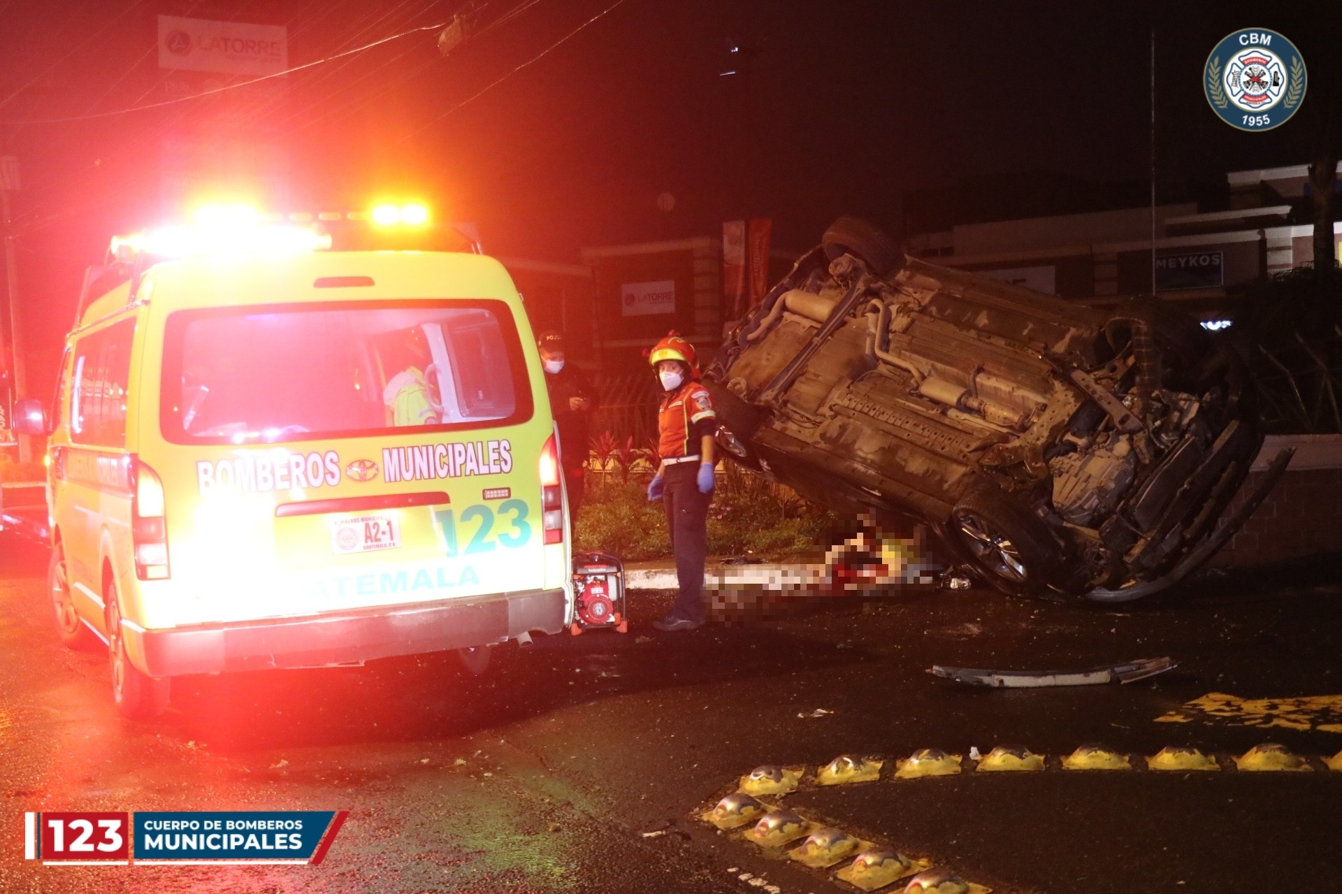 Bomberos Municipales acudieron a la diagonal 17 y 24 calle de la zona 11 capitalina, donde una persona murió y otra resultó herida por un accidente de tránsito. (Foto Prensa Libre: Bomberos Municipales)