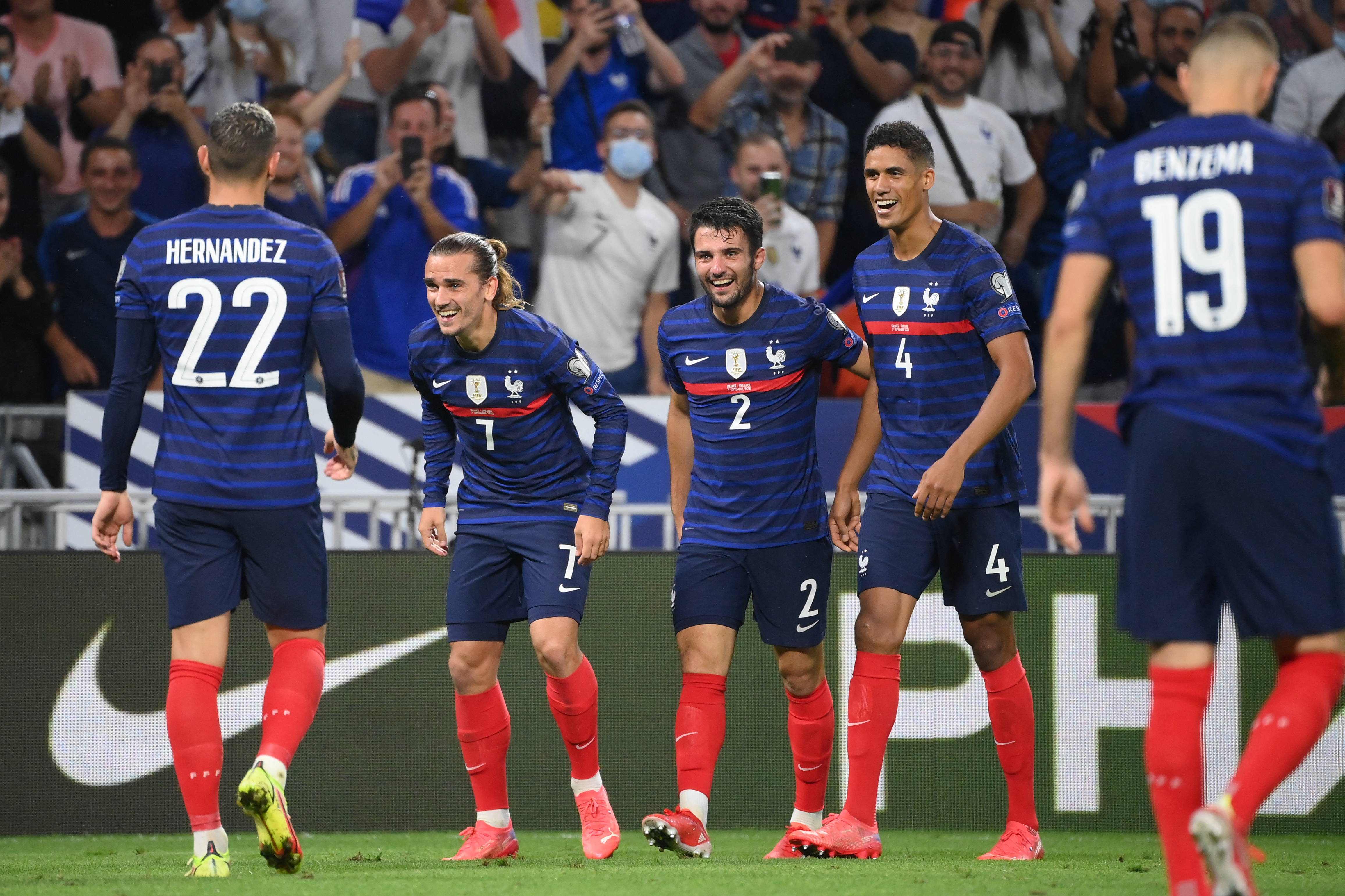 El delantero francés, Antoine Griezmann (2I) celebra con sus compañeros después de marcar uno de los dos goles que le maró a Finlandia en la eliminatoria a Qatar 2022. Foto Prensa Libre: AFP.