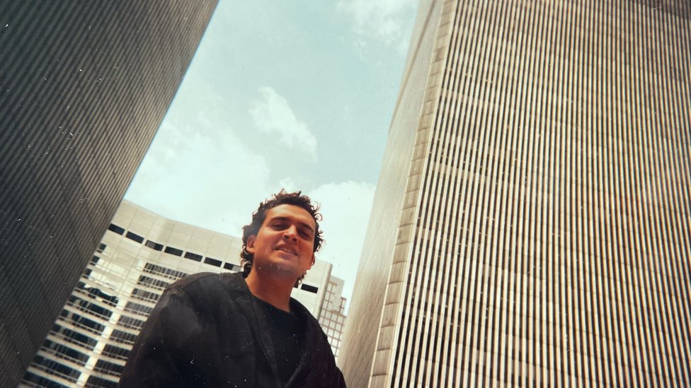 Hans Gernot Schenk trabajaba en una empresa de logística internacional alemana en 2001. Su oficina quedaba en el piso 32 de la Torre Norte, en el World Trade Center. Hans Gernot Schenk