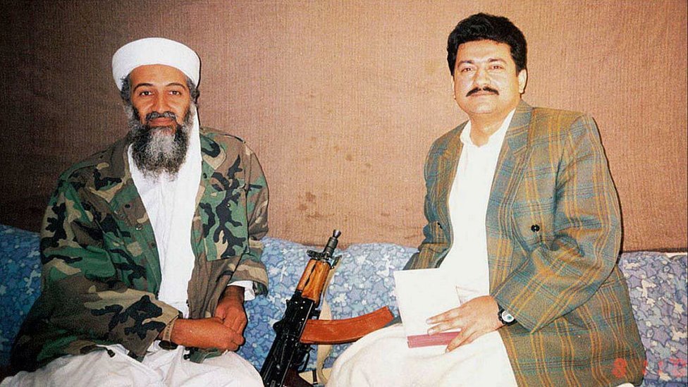 Hamid Mir en entrevista con Osama bin Laden, en Kabul en 2001.