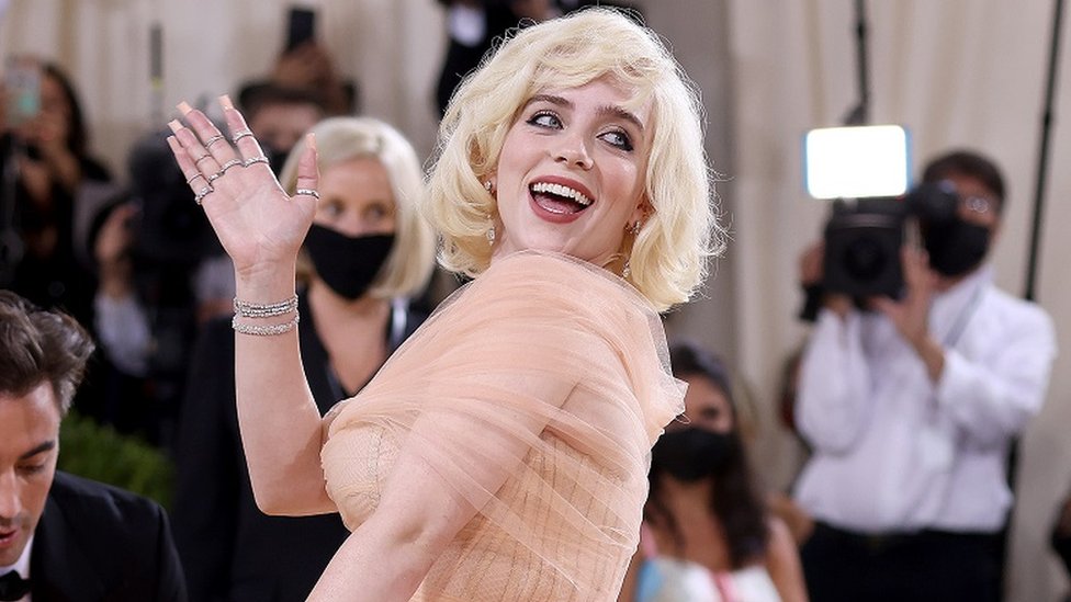 La coanfitriona de la noche, Billie Eilish, sorprendió con un estilo inspirado en Marilyn Monroe.