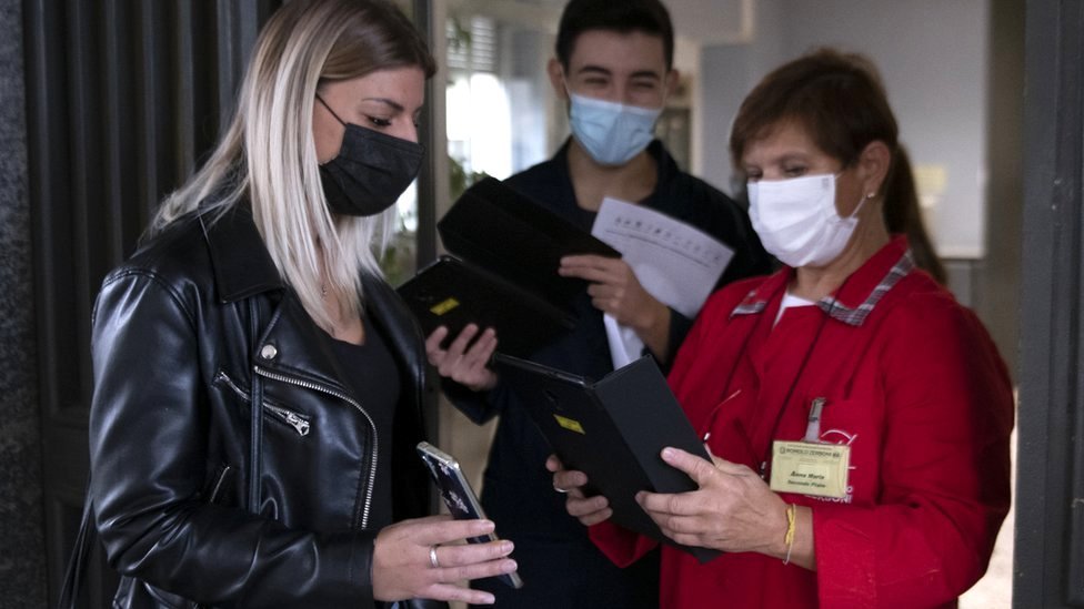 Los trabajadores tendrán que mostrar el “pase verde”. Getty Images