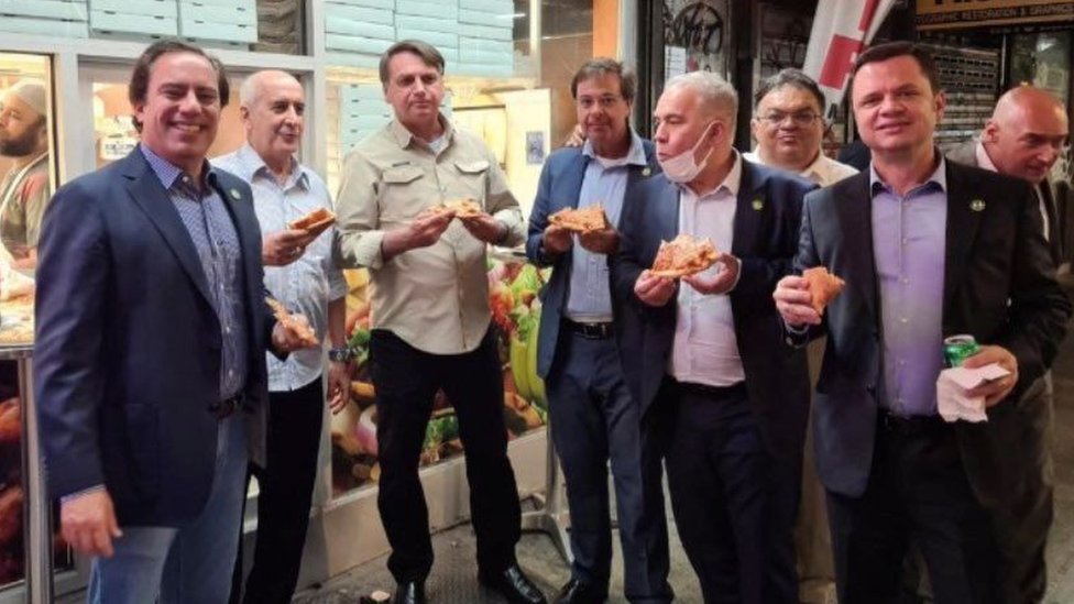 Pizza y soda en la calle, la cena obligada de Jair Bolsonaro y su delegación en Nueva York.