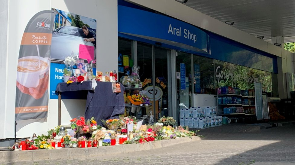 Los ciudadanos han colocado flores en la estación de gasolina donde ocurrió el asesinato. (REUTERS)